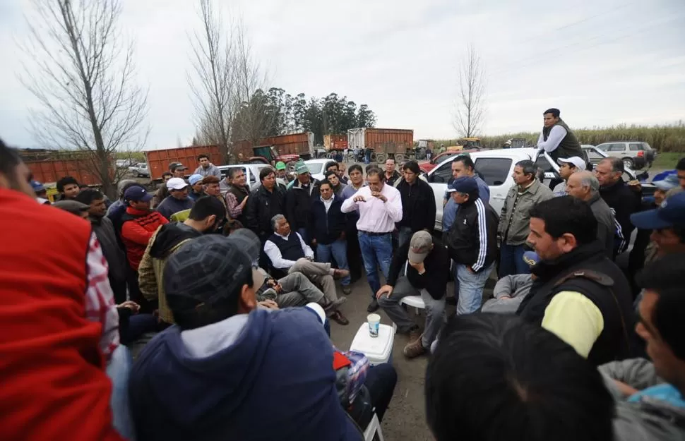 EN ASAMBLEA. Un dirigente expone a cañeros las soluciones propuestas. la gaceta / fotos de osvaldo ripoll