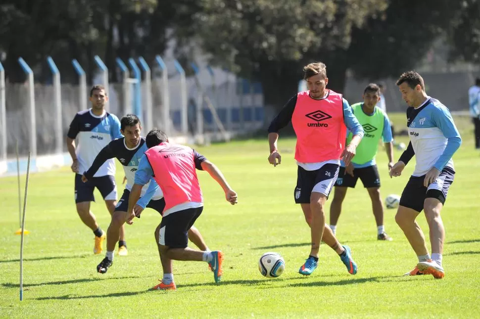 UN “TUCUMANO” MÁS. Sbuttoni, que en la foto lleva la pelota, se radicó en Tucumán hace unos meses, ya votó en nuestra provincia y lo volverá a hacer el domingo.  LA GACETA / FOTO DE hector peralta (ARCHIVO)