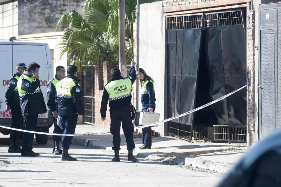 OPERATIVO. La Policía trabajó el miércoles a la mañana recolectando pruebas en la casa de Marcelo Romano. la gaceta / foto de analía jaramillo