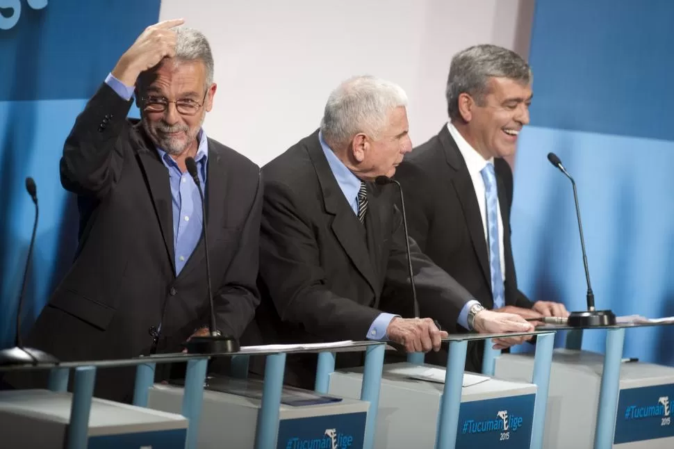 LA PREVIA. Justo antes de subir al escenario, Daniel Blanco y Gumersindo Parajón se ubicaron al costado de las butacas. El referente de Pueblo Unido dialogó animadamente con el industrial Jorge Rocchia Ferro.