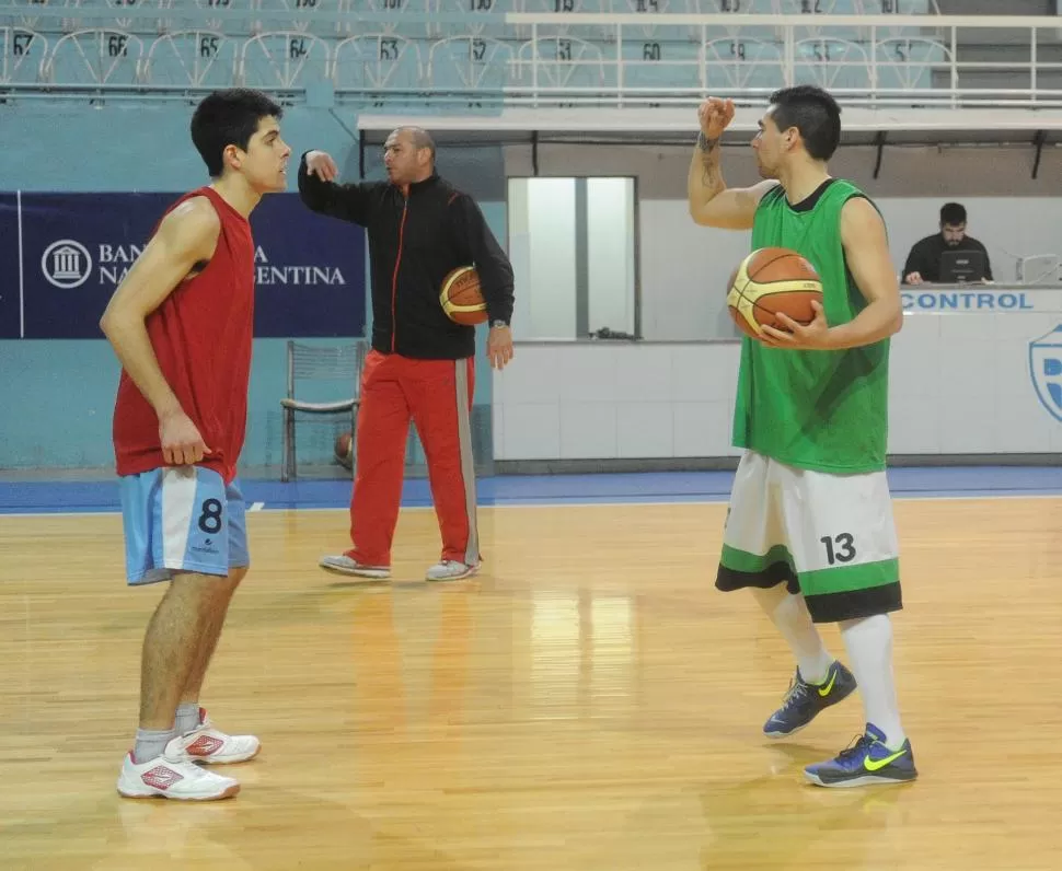 EN CONJUNTO. Mario Vildoza -en el medio- les da indicaciones a Gastón Salazar -a la izquierda- y a Leandro, su hijo. Tucumán tendrá una dura tarea hasta mañana. LA GACETA / FOTO DE Antonio Ferroni
