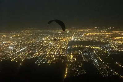 Un piloto tucumano voló de noche en parapente
