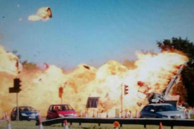 Inglaterra: se estrelló un avión en una exhibición y causó siete muertes