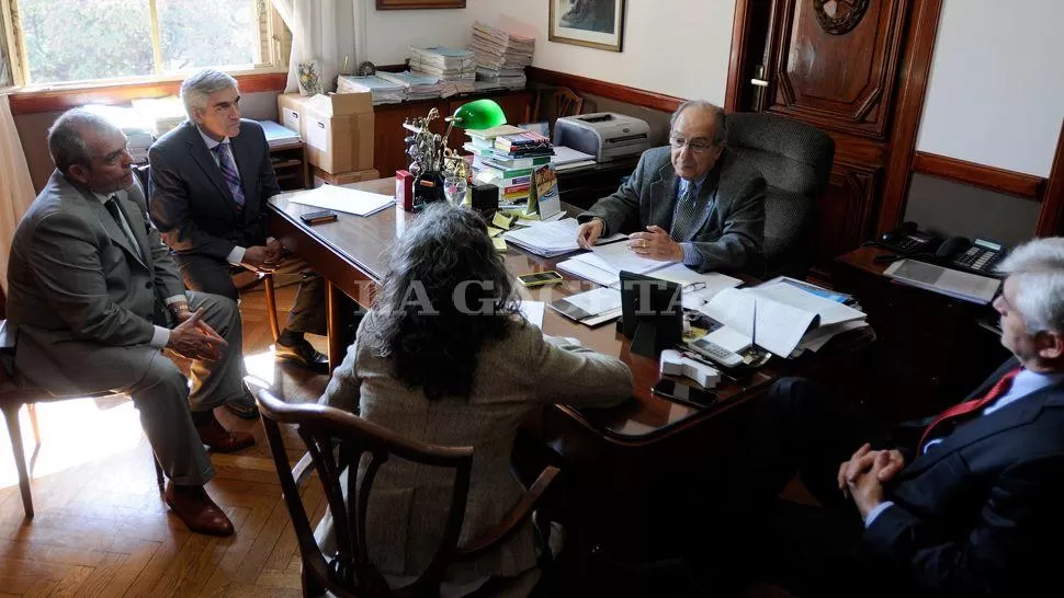 LOS ORGANIZADORES DE LA ELECCIÓN. Antonio Gandur (frente); a su derecha, Alfredo Iramain y Mario Velazquez, y a la izquierda, Darío Almaraz. LA GACETA / FOTO DE ANALÍA JARAMILLO