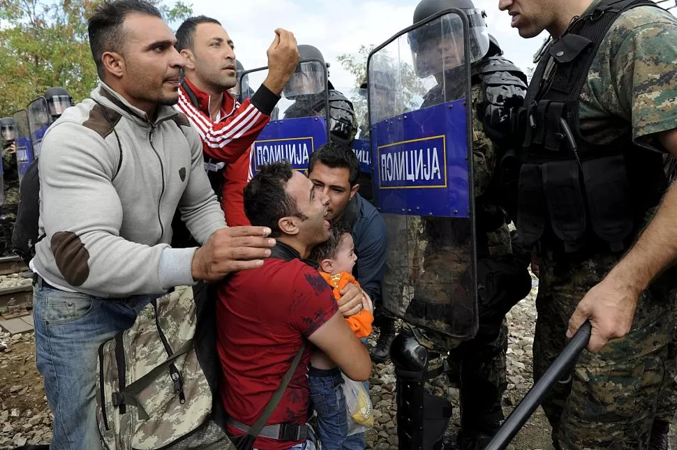 VIGILANCIA. En la frontera Greco-Macedonia, la guardia policial impide a refugiados ingresar a Macedonia, pese a las súplicas y los llantos.  reuters
