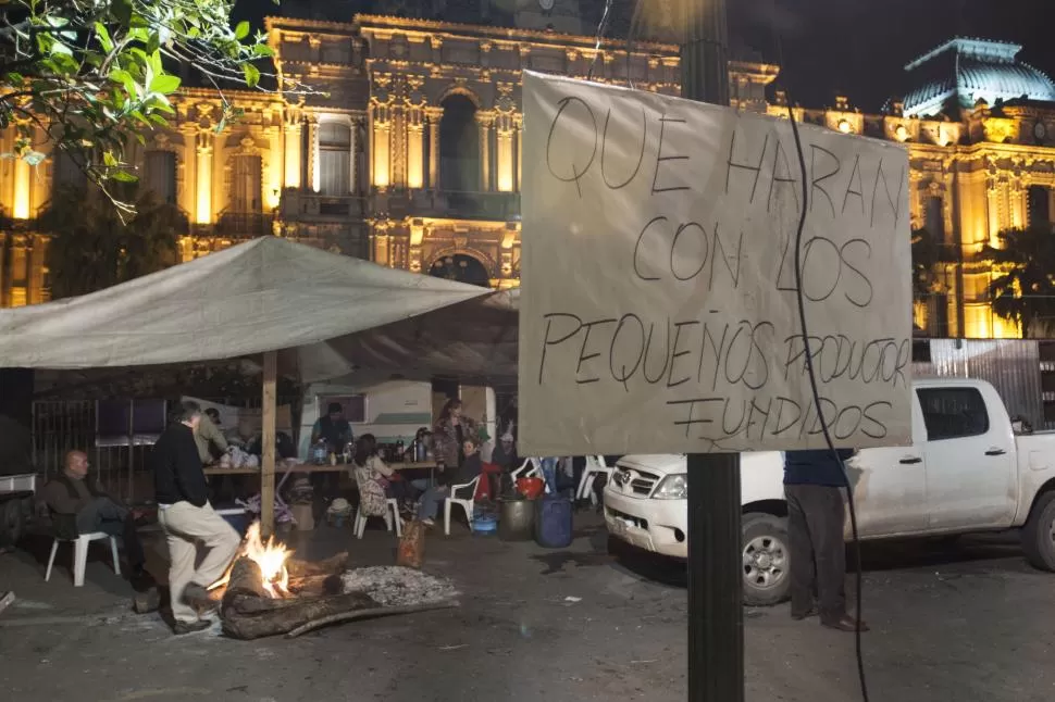 FRENTE A LA CASA DE GOBIERNO. Los productores mantuvieron el campamento durante nueve días, en plena protesta del campo tucumano. la gaceta / foto de inés quinteros orio