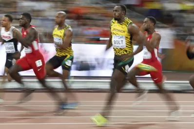 Bolt le ganó a Gatlin y retuvo la corona mundial de los 100 metros
