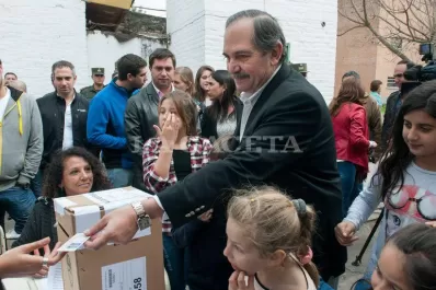 Alperovich votó y aseguró que las elecciones transcurren con normalidad