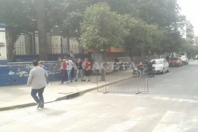 El vallado en las escuelas complica el traslado de votantes