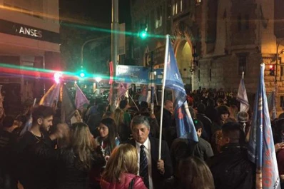 Militantes del Acuerdo por el Bicentenario reclaman transparencia frente al Correo