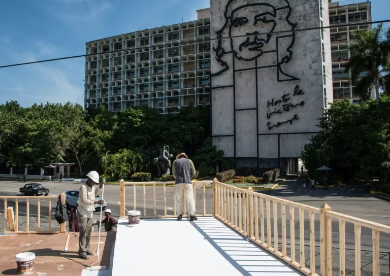 LA HABANA. Obreros construyen el altar en que oficiará misa el Papa.  cuba.cu