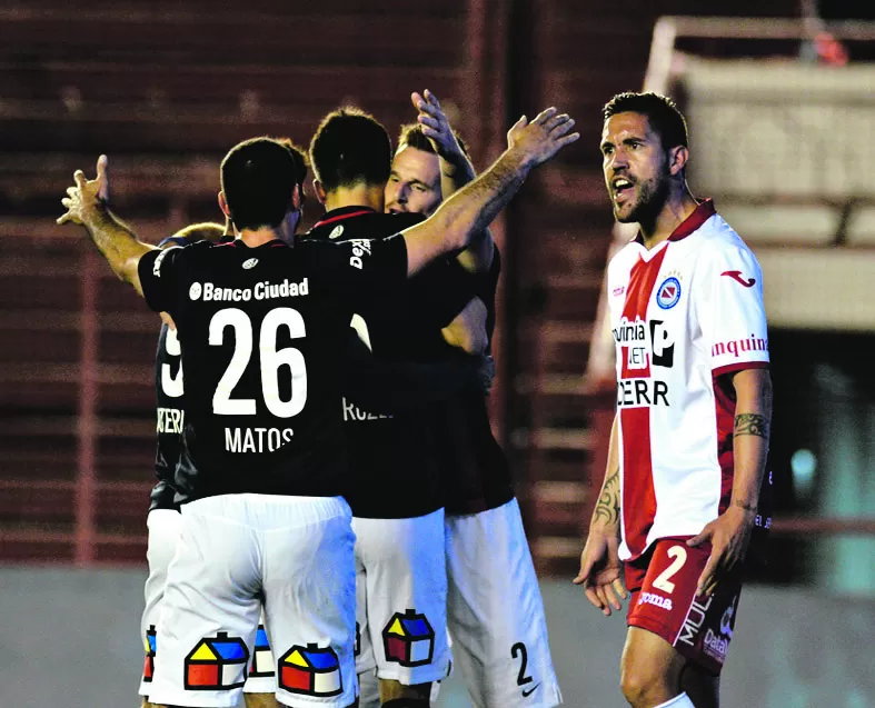 EL PRIMERO. Caruzzo (de espaldas) recibe abrazos de sus compañeros tras el gol. dyn