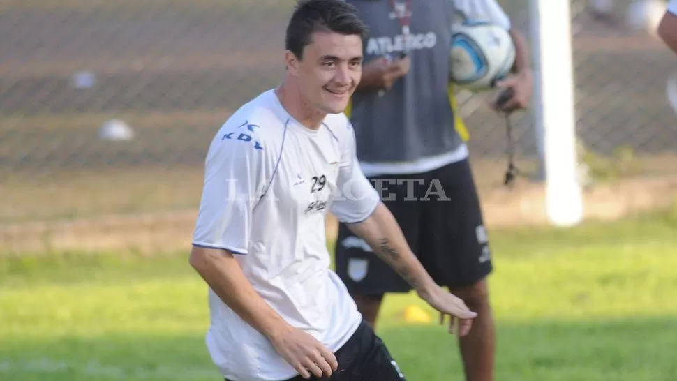 SALIDA. González, por su velocidad, es clave en el flanco izquierdo.   LA GACETA / FOTO DE HÉCTOR PERALTA (ARCHIVO)