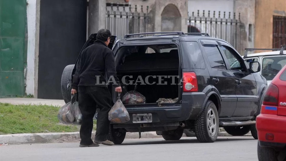 EN MARCHA. El vehículo llevaba una identificación con las siglas BM, que pertenecerían a la ministra de Desarrollo Social de la provincia. LA GACETA / INES QUINTEROS ORIO