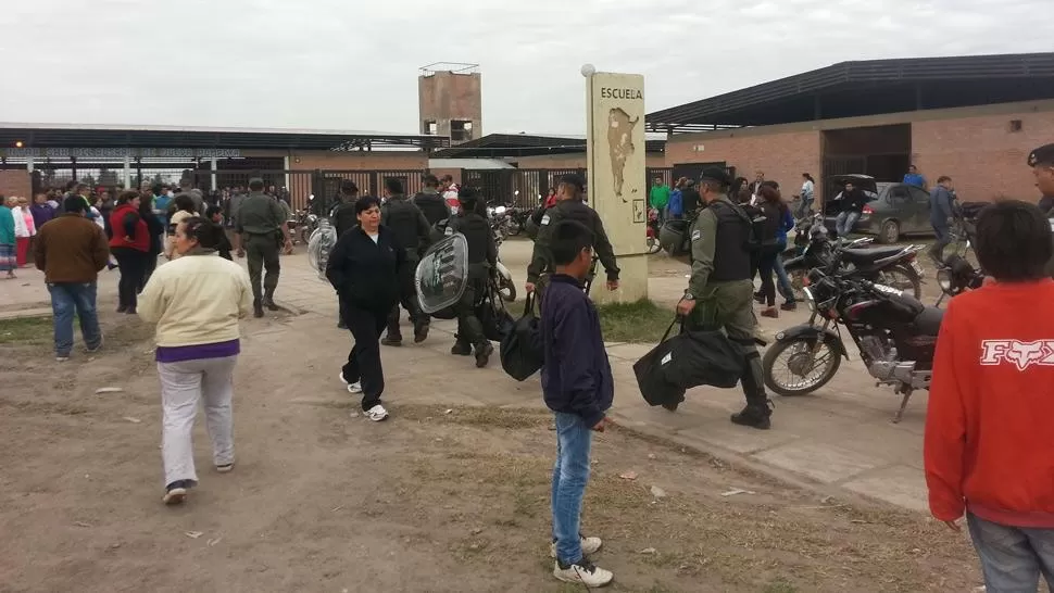 MAL ORGANIZADO. Muchas mesas, muchos fiscales e impuntualidad generaron un mar de gente en la escuela El Salvador. LA GACETA/ FOTO DE LUIS DUARTE.