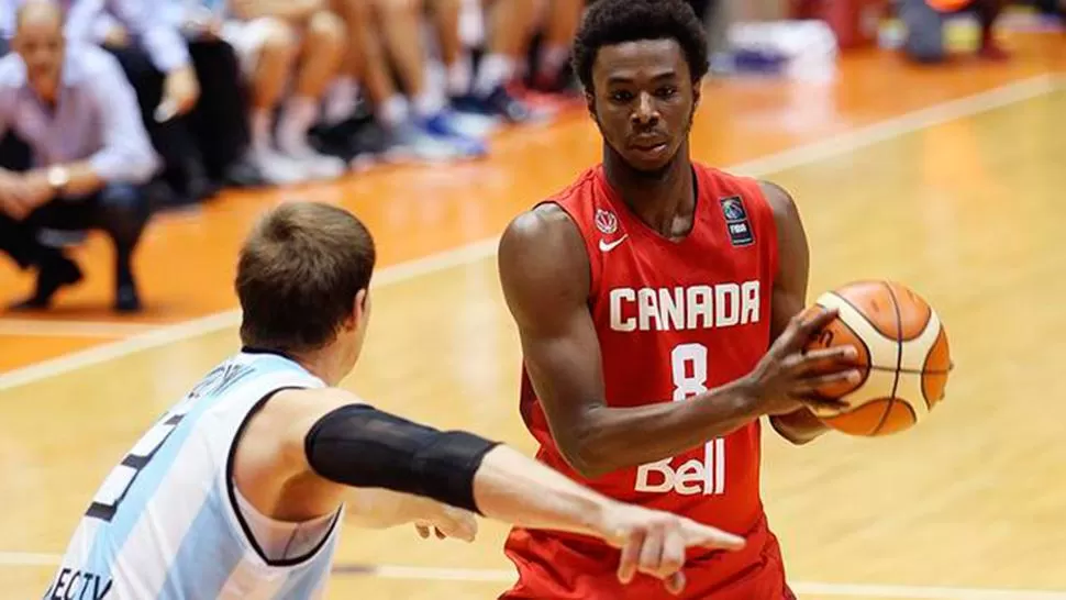 REVÉS EN PUERTO RICO. Andrew Christian Wiggins,uno de los NBA canadienses, maniobra ante Andrés Nocioni.
FOTO TOMADA DE Fibaamericas.com