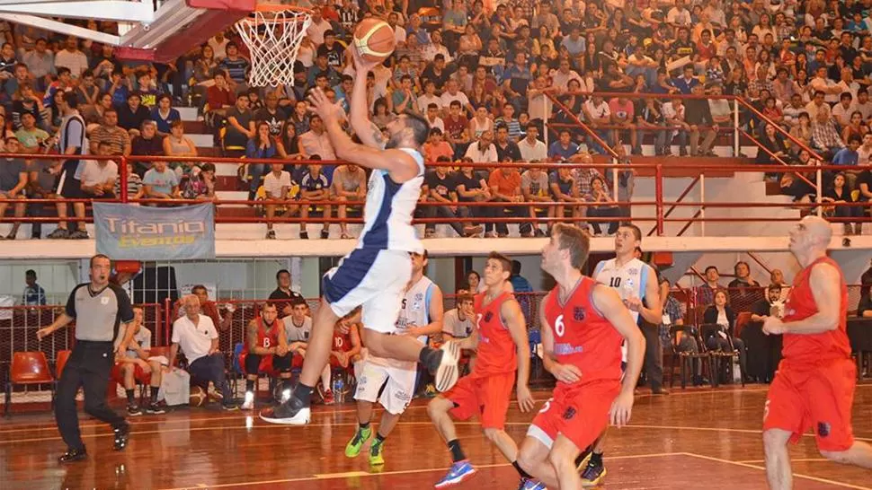 NOCHE IMBORRABLE. Jerónimo Solórzano anotó 18 puntos, 4-6 en triples, dos de ellos en el último cuarto.
FOTO TOMADA DE basketucumano.com