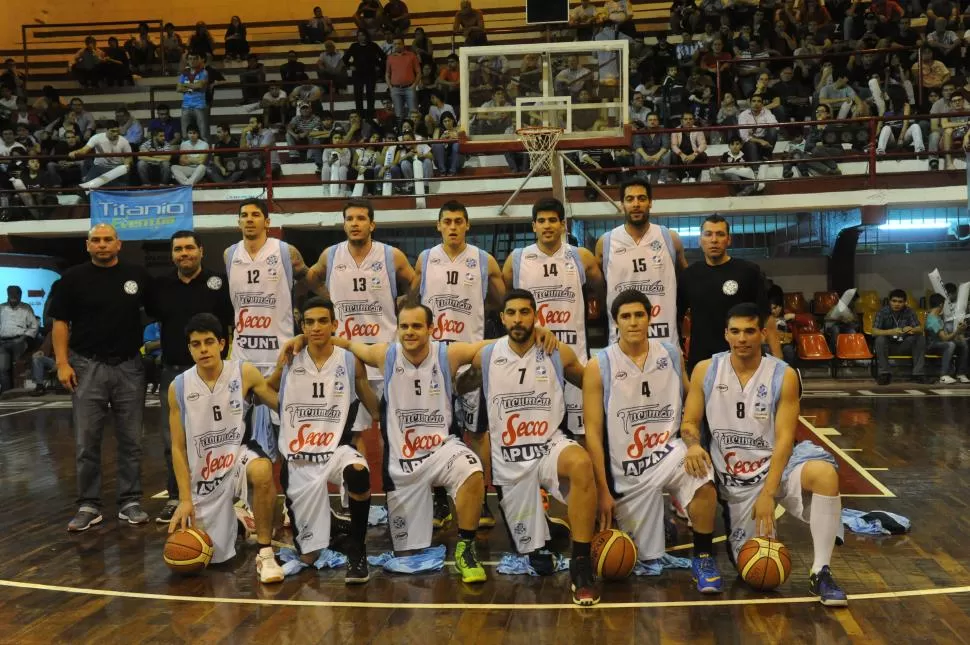 LOS HÉROES. El plantel y colaboradores que colaboraron para lograr la cuarta estrella para Tucumán.  