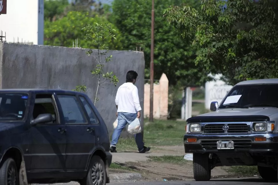 AL SUR DE LA CAPITAL. En 2013, cuando se renovaron dos bancas de diputado, un ciudadano fue fotografiado con bolsones en barrio Independencia. la gaceta / foto de analía jaramillo (archivo)