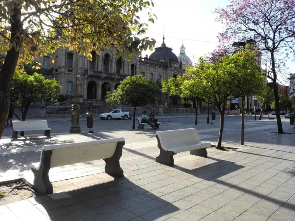 CALMA EN LA PLAZA. Paso libre en la calle 25 de Mayo, tras la protesta. la gaceta / foto de josé nuno