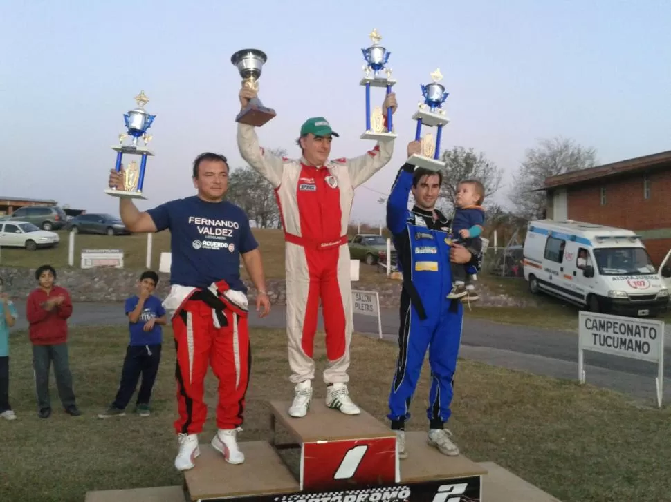 EN EL PODIO. Carabajal Lizondo, Simonetto y Belmonte fueron los destacados del día en la categoría Monomarca 150cc. foto de motorplustucuman.com.ar 