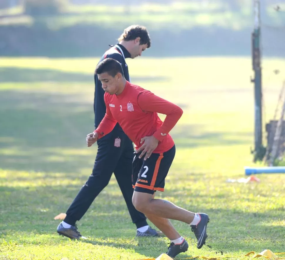 NUNCA BAJÓ LOS BRAZOS. Facundo Rivero mucho tiempo para volver a ser titular. En su regreso jugará como volante central, lo que será otro desafío. LA GACETA / FOTO DE HÉCTOR PERALTA (ARCHIVO)