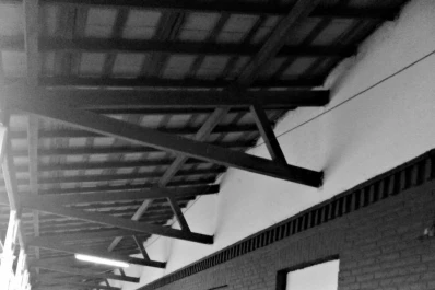 Votantes amontonados entre corridas de fiscales