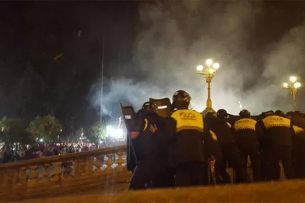 Gases lacrimógenos, palos y pedradas frente a la Casa de Gobierno