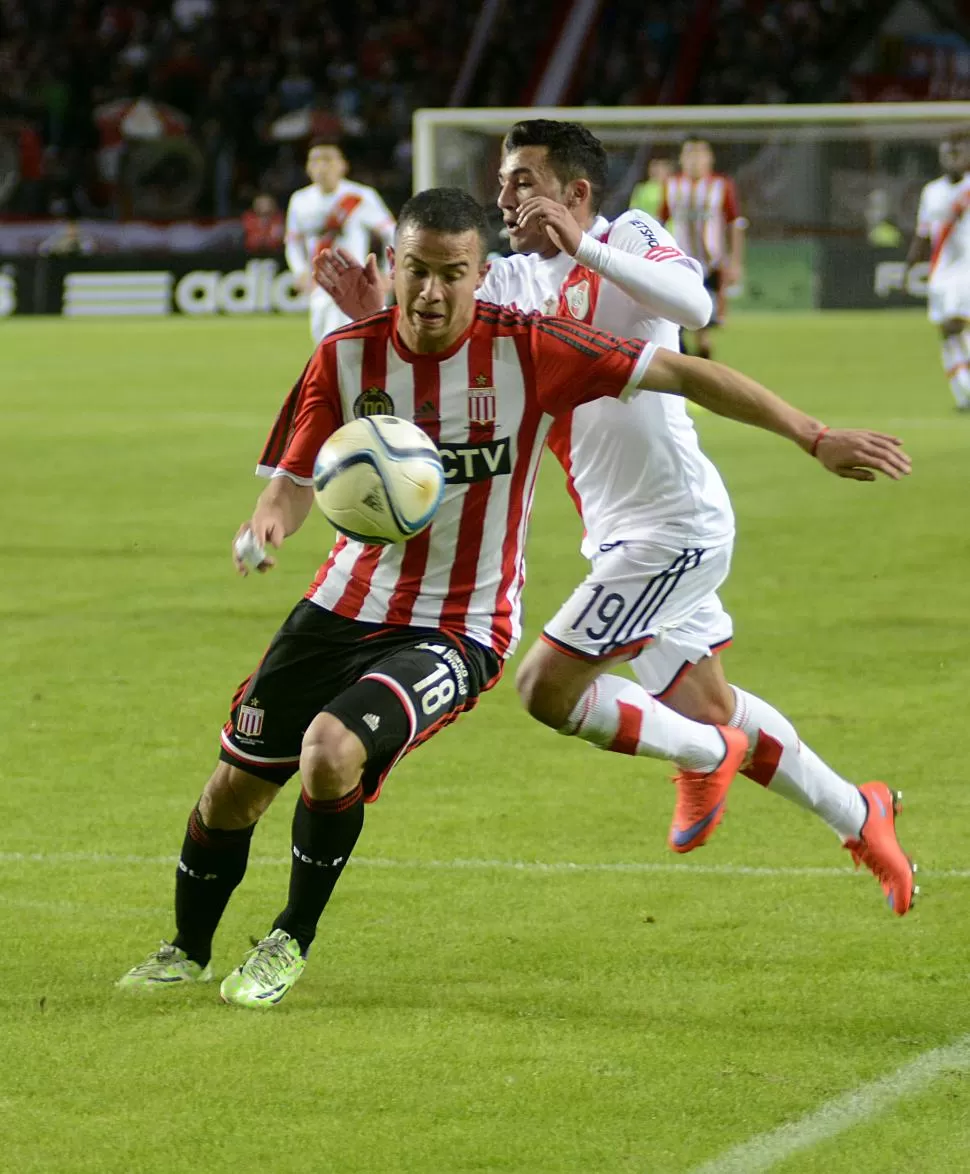 PECÓ DE INGENUO. Jara se escapa a la marca de Viudez. River lo tuvo controlado, pero se dejó estar y se lo remontaron. télam