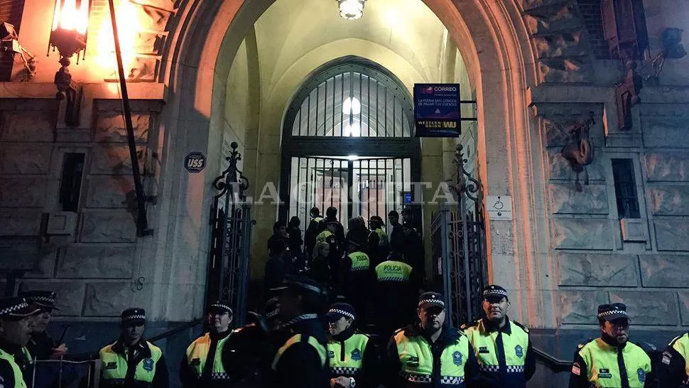 CORREO ARGENTINO. Una fuerte presencia de efectivos policiales custodiaba el edificio de 25 de Mayo y Córdoba. LA GACETA / FOTO DE ÁLVARO MEDINA VÍA MÓVIL