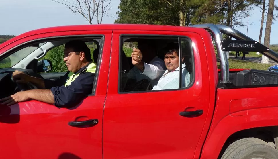 A LA COMISARÍA. La Policía traslada a los aprehendidos en la comuna. la gaceta / foto de osvaldo ripoll