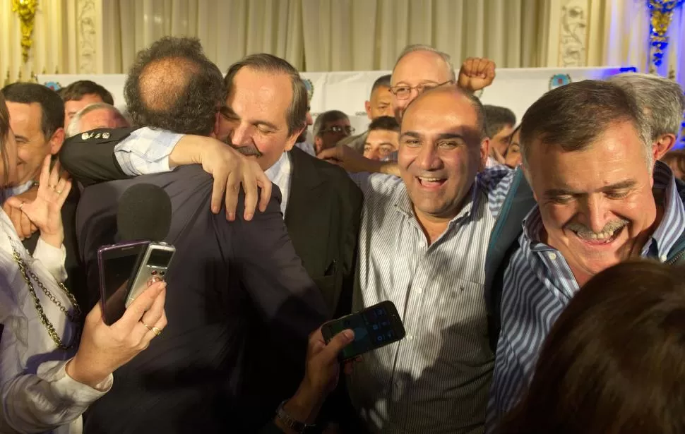 PROCLAMACIÓN. El gobernador José Alperovich le agradece el apoyo a Daniel Scioli, el candidato presidencial del Frente para la Victoria. A su lado, sonrientes, la fórmula provincial que integraron Juan Manzur y Osvaldo Jaldo. la gaceta / fotos de juan pablo sanchez noli