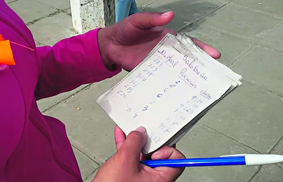 TODO CONTROLADO. Esta es la libreta de una veedora, en San José. la gaceta / fotos de soledad nucci