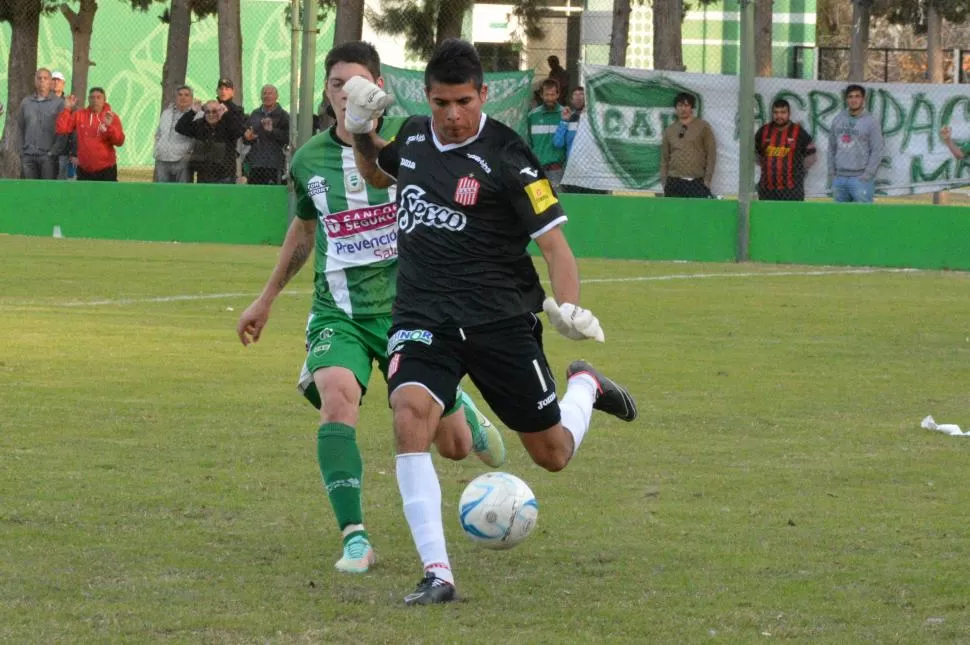 NO PUDO EVITAR LA DERROTA. El arquero Nicolás Carriuzo despeja ante la presión de un jugador de Unión Sunchales. foto de daniel ponce (especial para la gaceta)