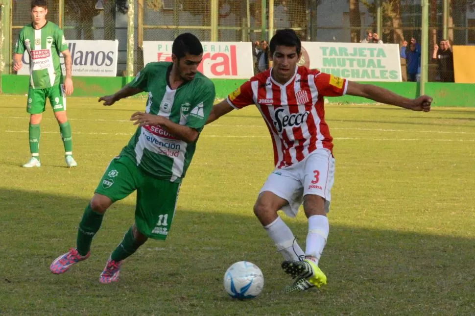 PELEA POR LA PELOTA. Álbaro Jiménez, que no cumplió con una buena actuación, intenta quitarle la pelota a Patricio Scott, de Unión Sunchales. foto de daniel ponce (especial para la gaceta)