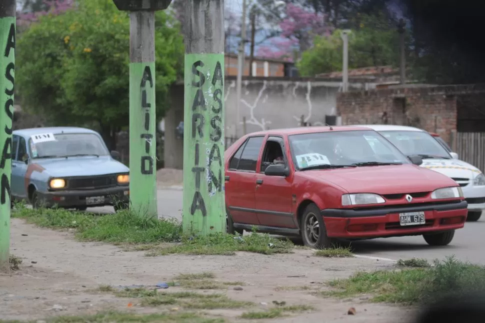 LETRAS. Los autos que iban a la sede de barrio Parque tenían las siglas “BM”. 