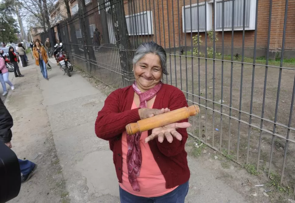 MANOS DE EXPERTA. Para Doña Emilia el oflador es una herramienta de trabajo. De ella depende una gran familia. la gaceta / fotos de florencia zurita 