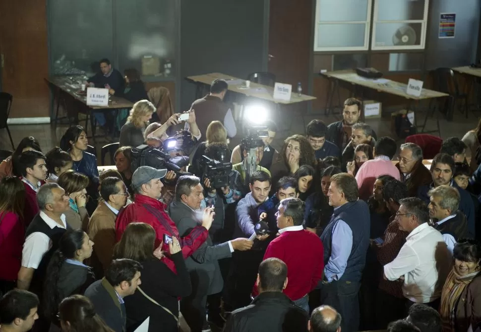 SOCIEDAD POLÍTICA. Alfaro (hablando a los micrófonos) se mostró junto con Amaya -al que calificó como su amigo- en la sede de la Intendencia capitalina. la gaceta / FOTO DE JORGE OLMOS SGROSSO