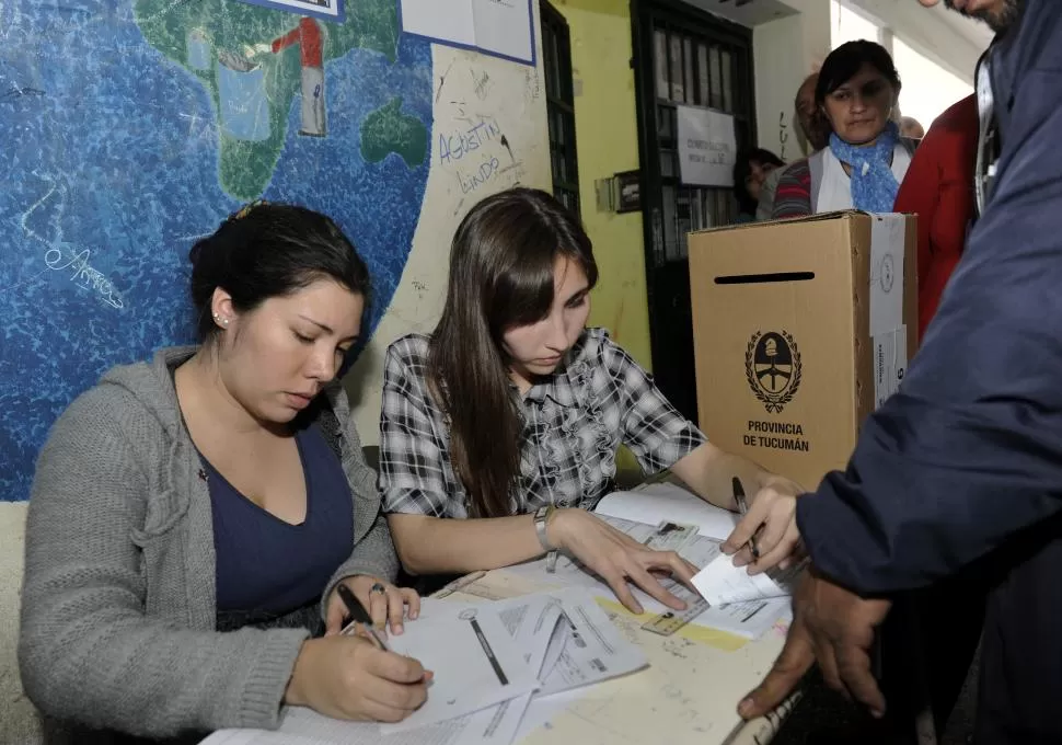 ATAREADA. Celeste Dupuy (al lado de la urna) tiene 24 años y ejerció el rol de presidenta de mesa por primera vez. la gaceta / foto de florencia zurita