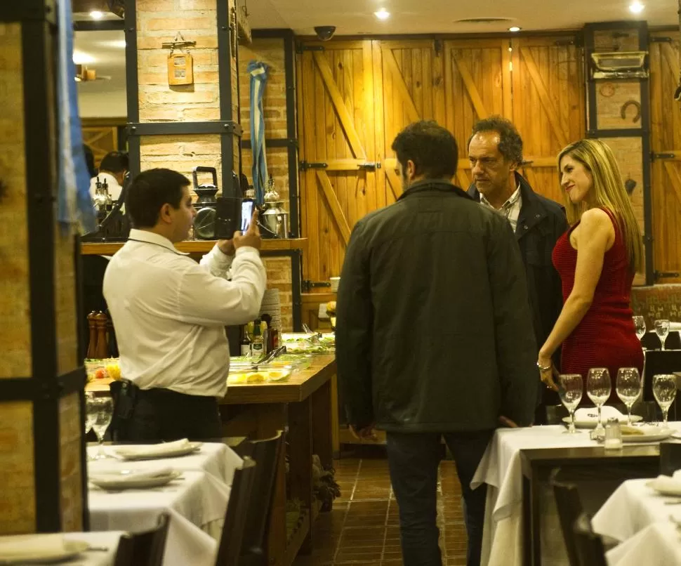 MOZO Y FOTÓGRAFO. Scioli posó junto a una clienta del restaurante. la gaceta / fotos de jorge olmos sgrosso 