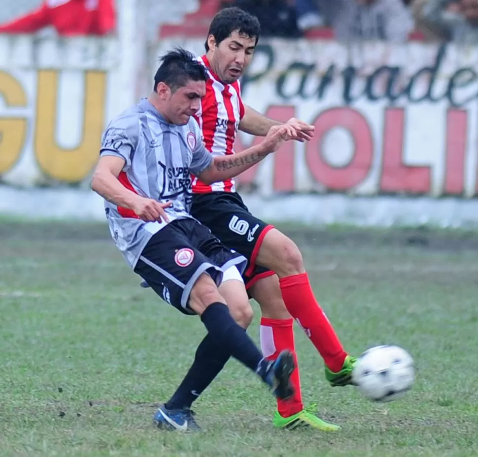 CON RACHA POSITIVA. Agustín Iramaín, de Bella Vista, despeja la pelota ante la presencia de Rodrigo Ávila, de Talleres.  la gaceta / foto de diego aráoz (archivo)