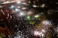 Una multitud expresó pacíficamente su malestar en la plaza Independencia
