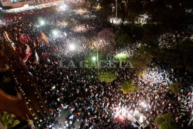 Una multitud expresó pacíficamente su malestar en la plaza Independencia