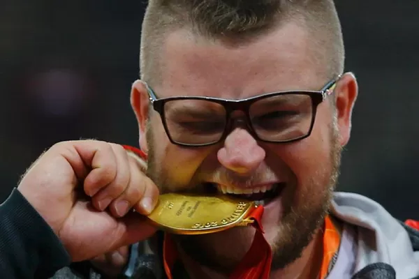 Ganó el oro, se fue de fiesta ¡y pagó el taxi con la medalla!