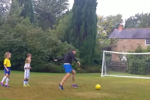 Michael Owen, retirado y feliz, jugando al penal mareado con sus hijos