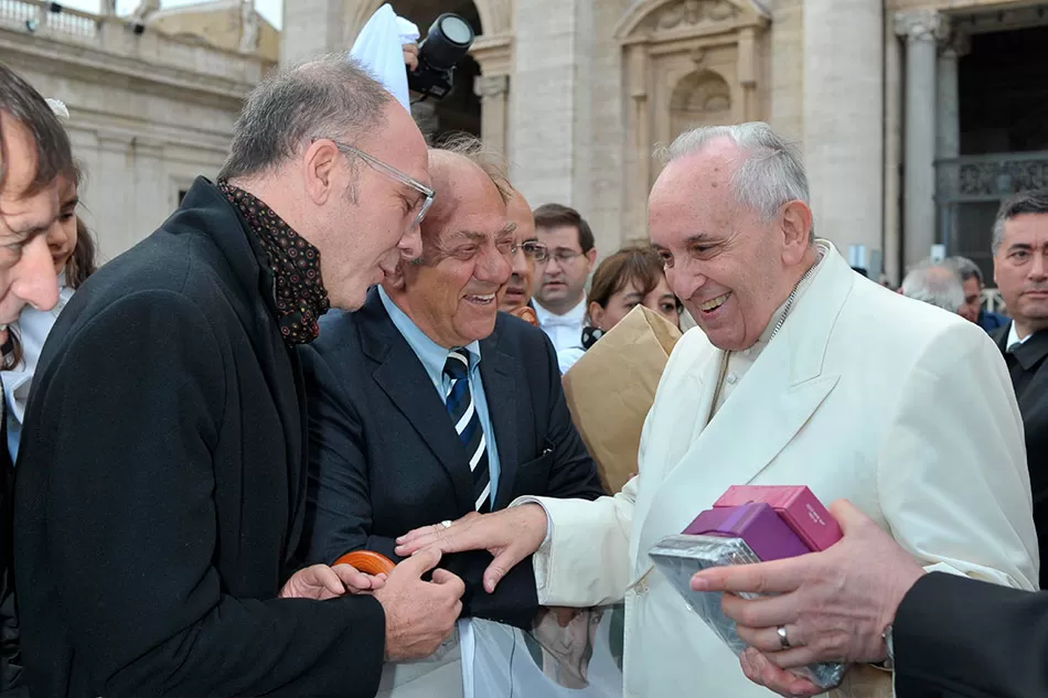 EL VERDADERO Y EL FICTICIO. El actor Darío Grandinetti junto con el Papa Francisco en la plaza San Pedro.  