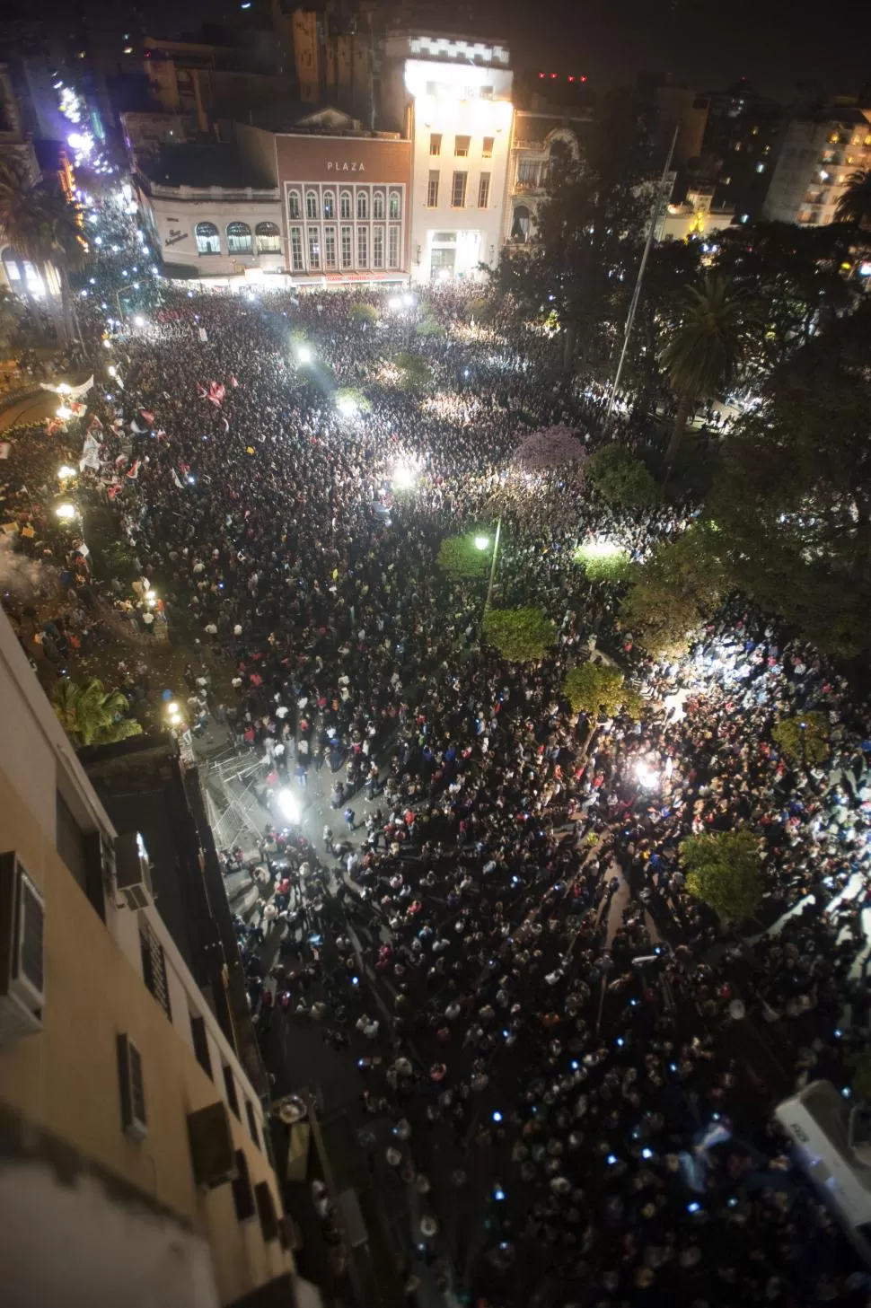 UNA MULTITUD. La plaza Independencia, después de las 20, se colmó por completo con familias enteras y dirigentes políticos para denunciar fraude electoral. la gaceta / foto de diego aráoz