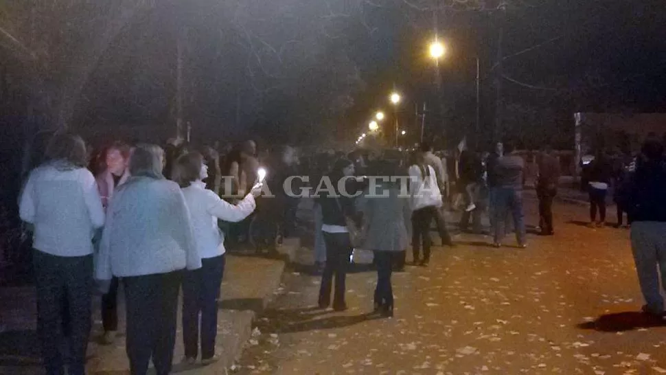 BRONCA. Algunos manifestantes llevaron velas a la protesta.  LA GACETA / FOTO DE SOLEDAD NUCCI VÍA MÓVIL