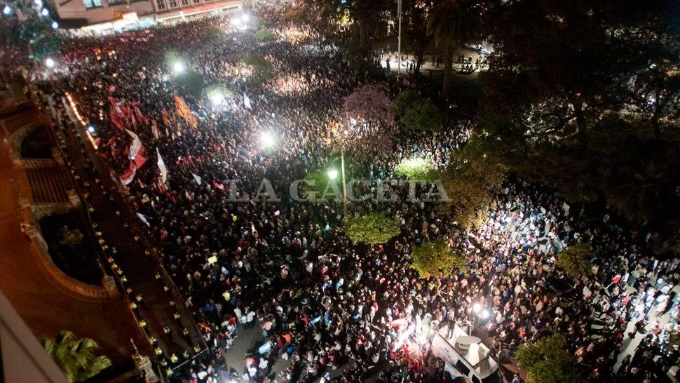 MILES DE TUCUMANOS. Desde temprano la plaza se copó de personas que salieron a manifestarse. LA GACETA / FOTO DE DIEGO ARÁOZ