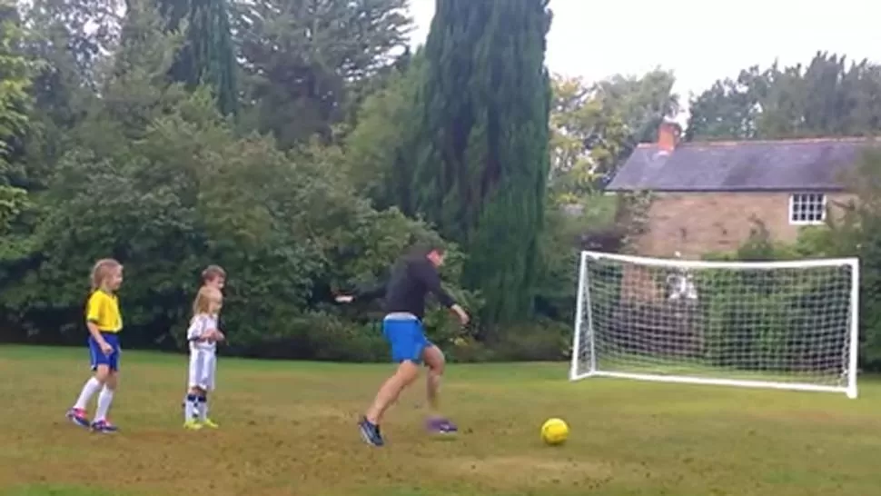 Michael Owen, retirado y feliz, jugando al penal mareado con sus hijos